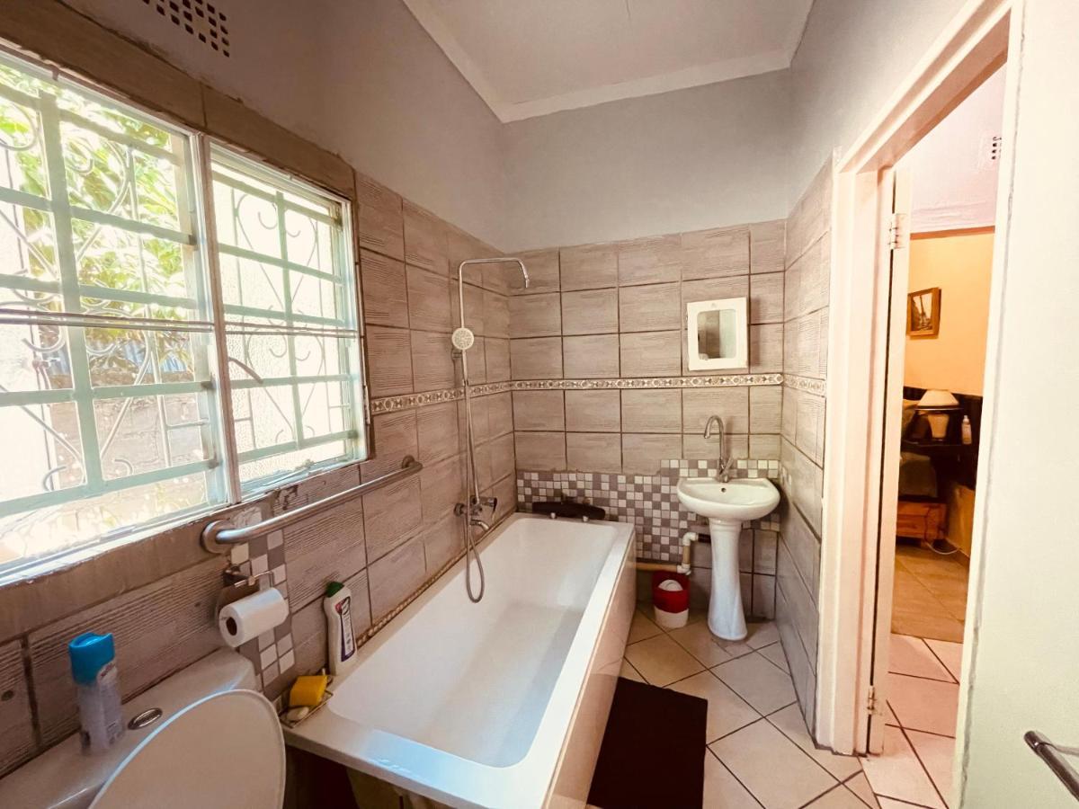 Abrama Bed And Breakfast Francistown Exteriör bild
